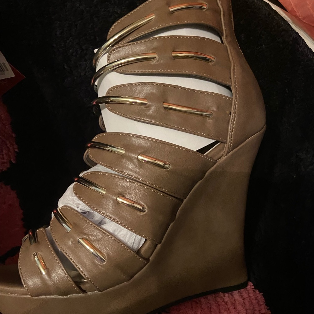 Sandals, light heels shoe by hot tomato size 9 1/2 new inbox originals